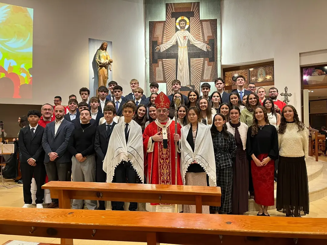 Thumbnail for Este viernes recibieron la confirmación 39 jóvenes de nuestra parroquia, y dos de ellos recibieron el Bautismo.